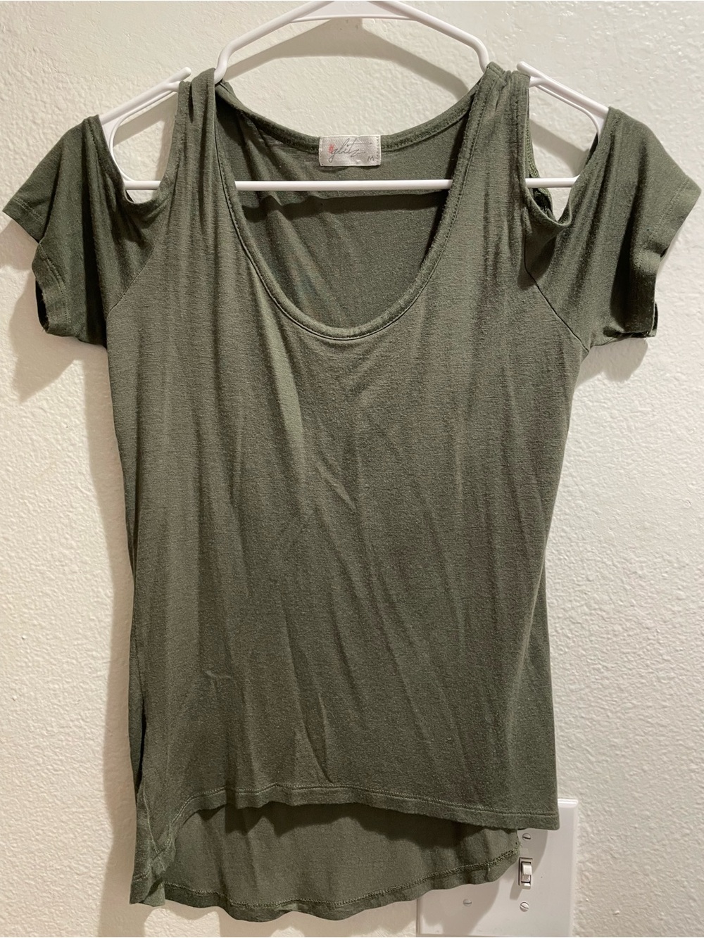 🌿 Glitz Olive Green Cold Shoulder Top Scoop Neck M 🌿